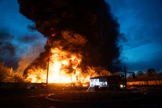 Vatrogasci gase požar na reciklažnom mjestu nakon ruskog udara u Kijevu